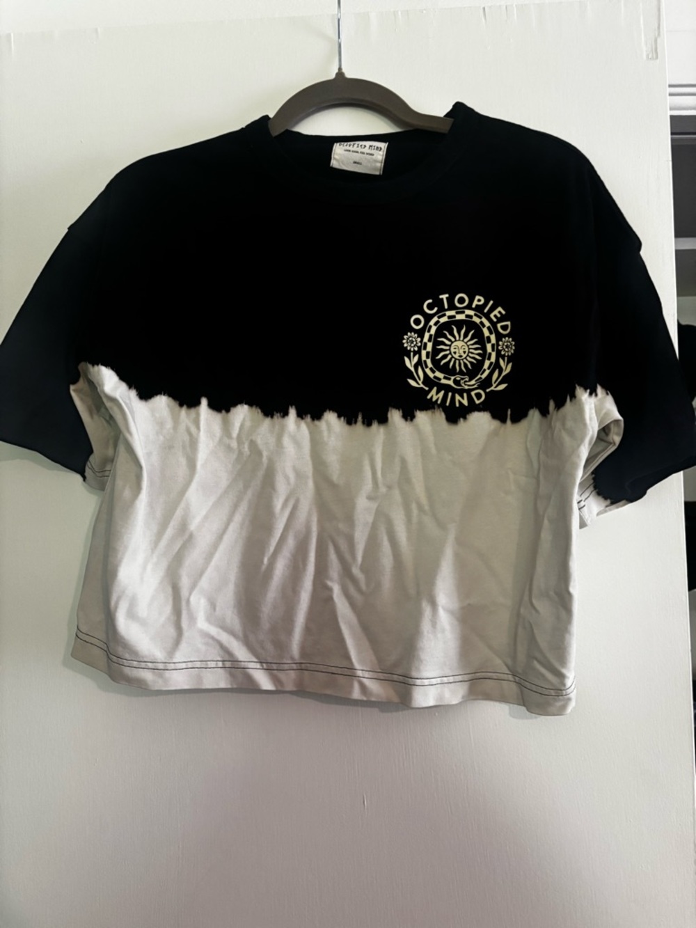 Octopied Mind Women's Black & White Tie-Dye Crop Tee